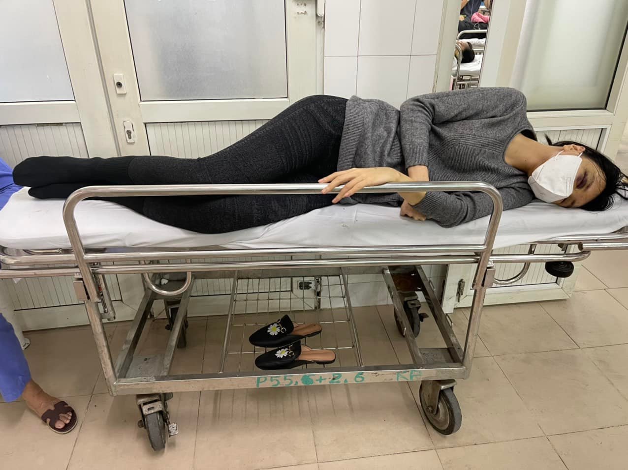 Phương Thanh kêu trời, Khả Như nóng mặt khi siêu mẫu Khả Trang bị chồng sắp cưới bạo hành - Hình 1