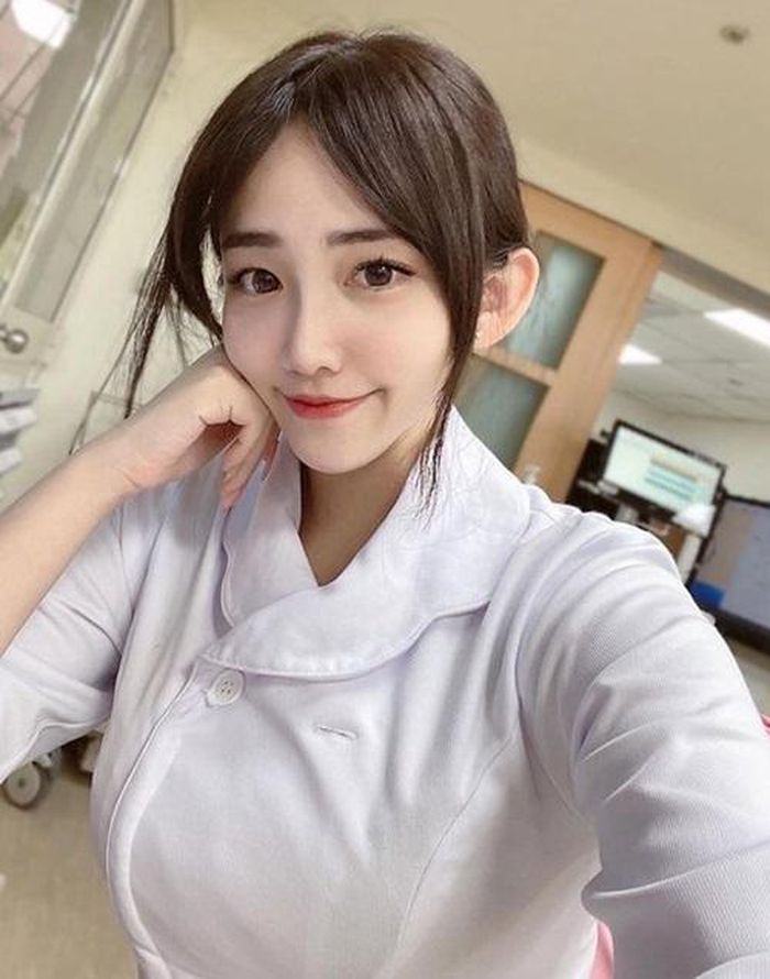 Nữ y tá Đài Loan thời trang đã trở thành biểu tượng cho thế hệ y tá hiện đại, với gu thời trang đẳng cấp cùng sự tận tâm, chăm sóc bệnh nhân. Hãy xem bức ảnh đầy màu sắc của cô để cảm nhận sự tinh tế này.