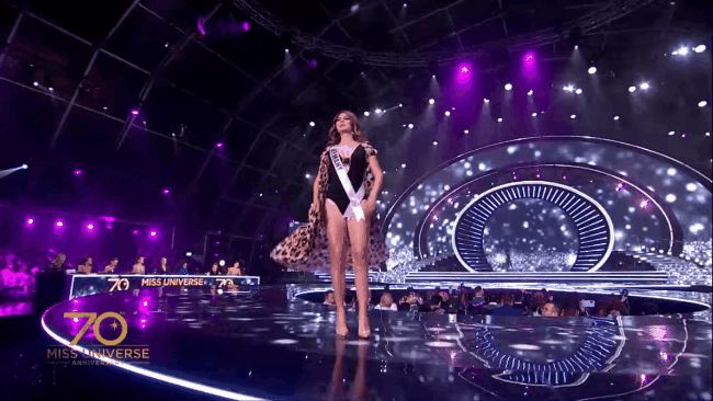 Bikini của Miss Universe 2021: Áo choàng vô duyên đến mức thí sinh còn vo lại, vắt lên tay và chẳng buồn tạo dáng - Hình 7