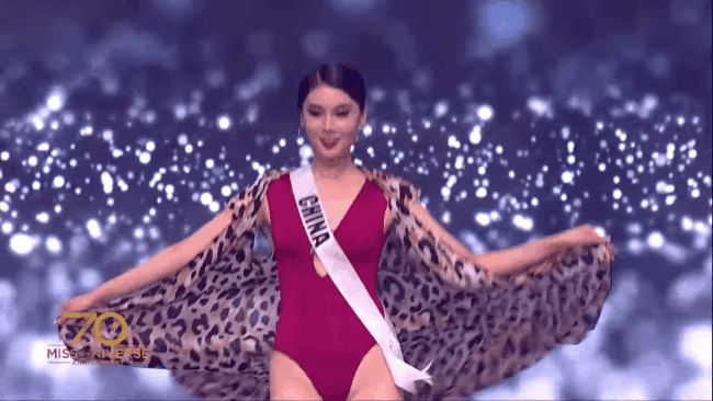 Bikini của Miss Universe 2021: Áo choàng vô duyên đến mức thí sinh còn vo lại, vắt lên tay và chẳng buồn tạo dáng - Hình 9