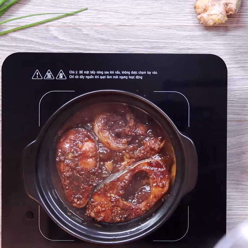 2 cách làm cá basa kho tộ thơm ngon đậm đà cho bữa cơm gia đình - Hình 19