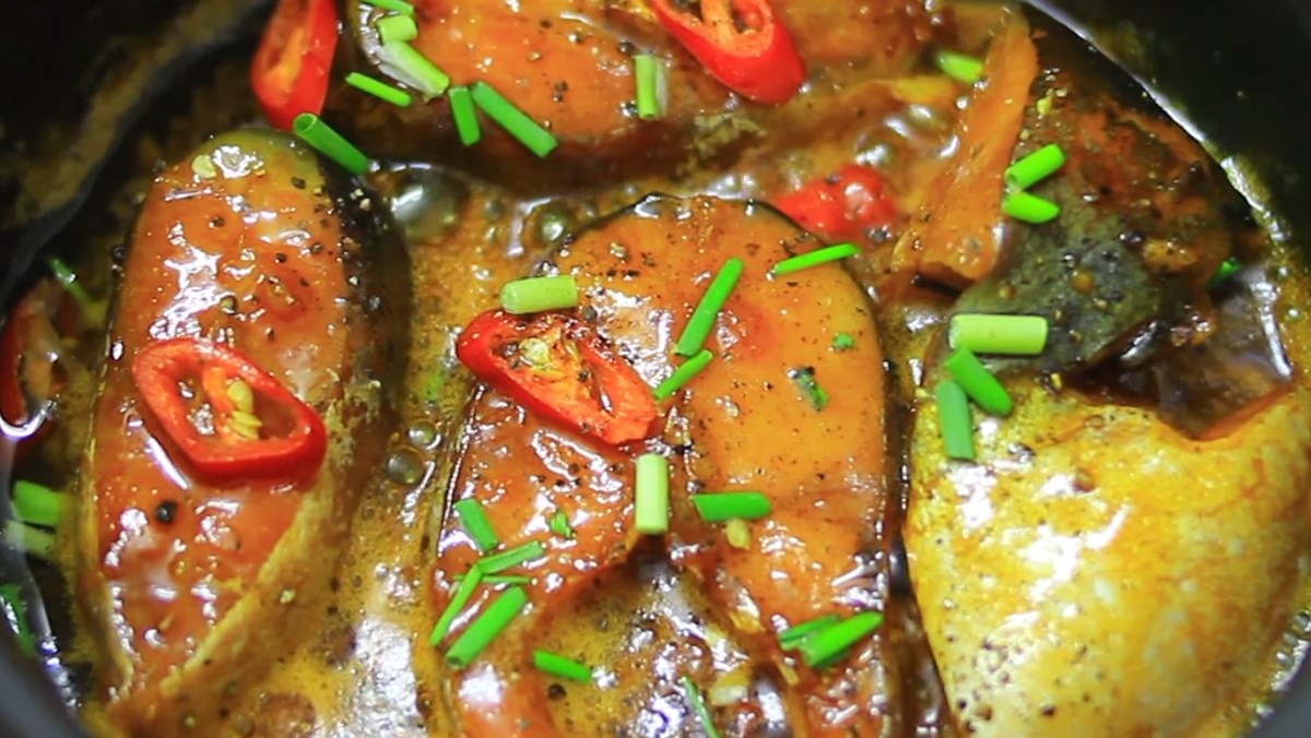 2 cách làm cá basa kho tộ thơm ngon đậm đà cho bữa cơm gia đình - Hình 1