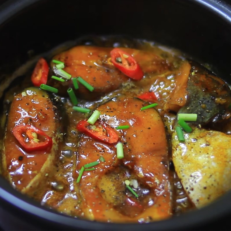2 cách làm cá basa kho tộ thơm ngon đậm đà cho bữa cơm gia đình - Hình 10