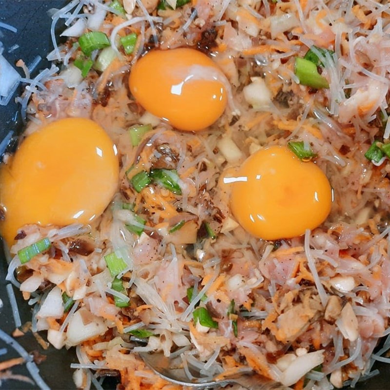 2 Cách làm chả giò nhân thịt gà với nấm và khoai tây vàng giòn rôm rốp - Hình 9