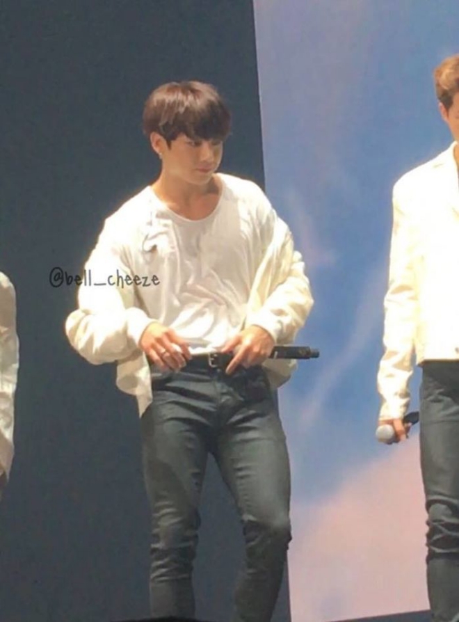 Ảnh chụp cậu út Jungkook BTS bằng điện thoại đốn tim ARMY - Hình 11