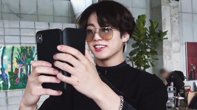Ảnh chụp cậu út Jungkook BTS bằng điện thoại đốn tim ARMY - Hình 2