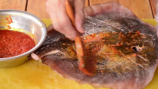Cá đuối vùi muối ớt - Đặc sản vùng biển Bạc Liêu - Hình 4