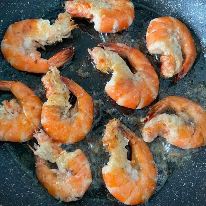 Cách làm tôm rang tỏi đậm đà cho bữa tối ngon miệng - Hình 3