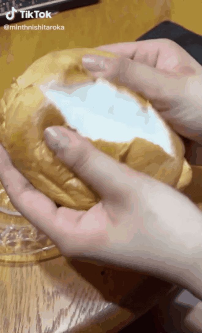 Chiếc bánh mì căng mướt như da em bé làm thoả mãn mọi cặp mắt, xem clip mà ước gì được cắn một miếng - Hình 4