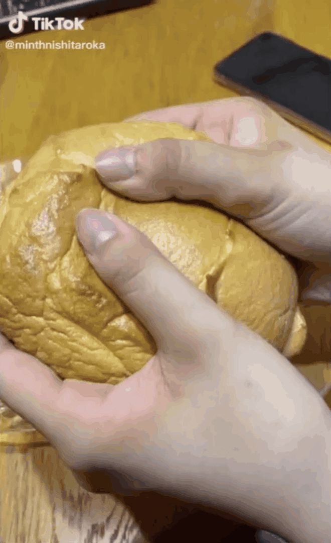 Chiếc bánh mì căng mướt như da em bé làm thoả mãn mọi cặp mắt, xem clip mà ước gì được cắn một miếng - Hình 3