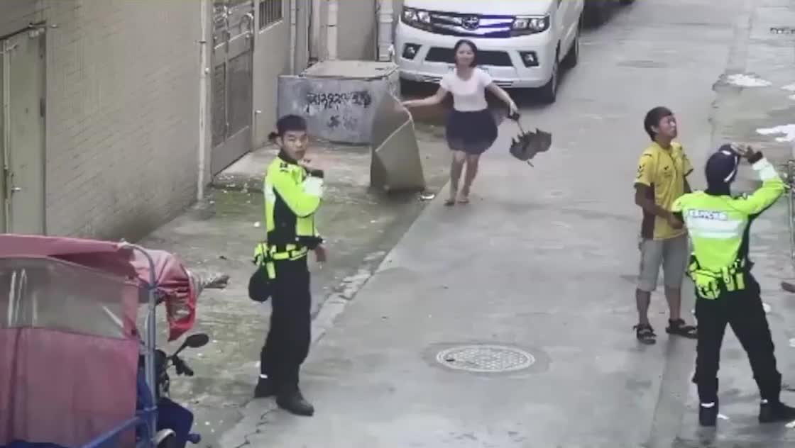 Clip: Thót tim khoảnh khắc người dân đỡ gọn bé trai rơi khỏi tầng 2 - Hình 2