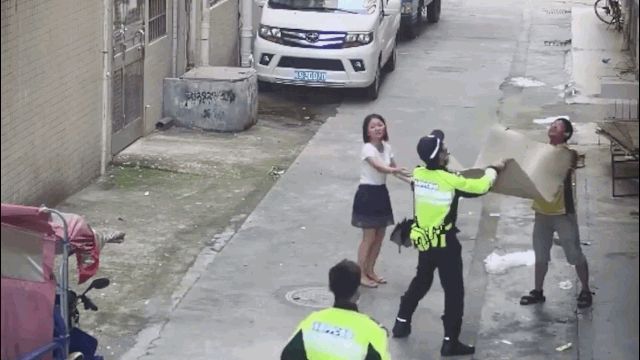 Clip: Thót tim khoảnh khắc người dân đỡ gọn bé trai rơi khỏi tầng 2 - Hình 1