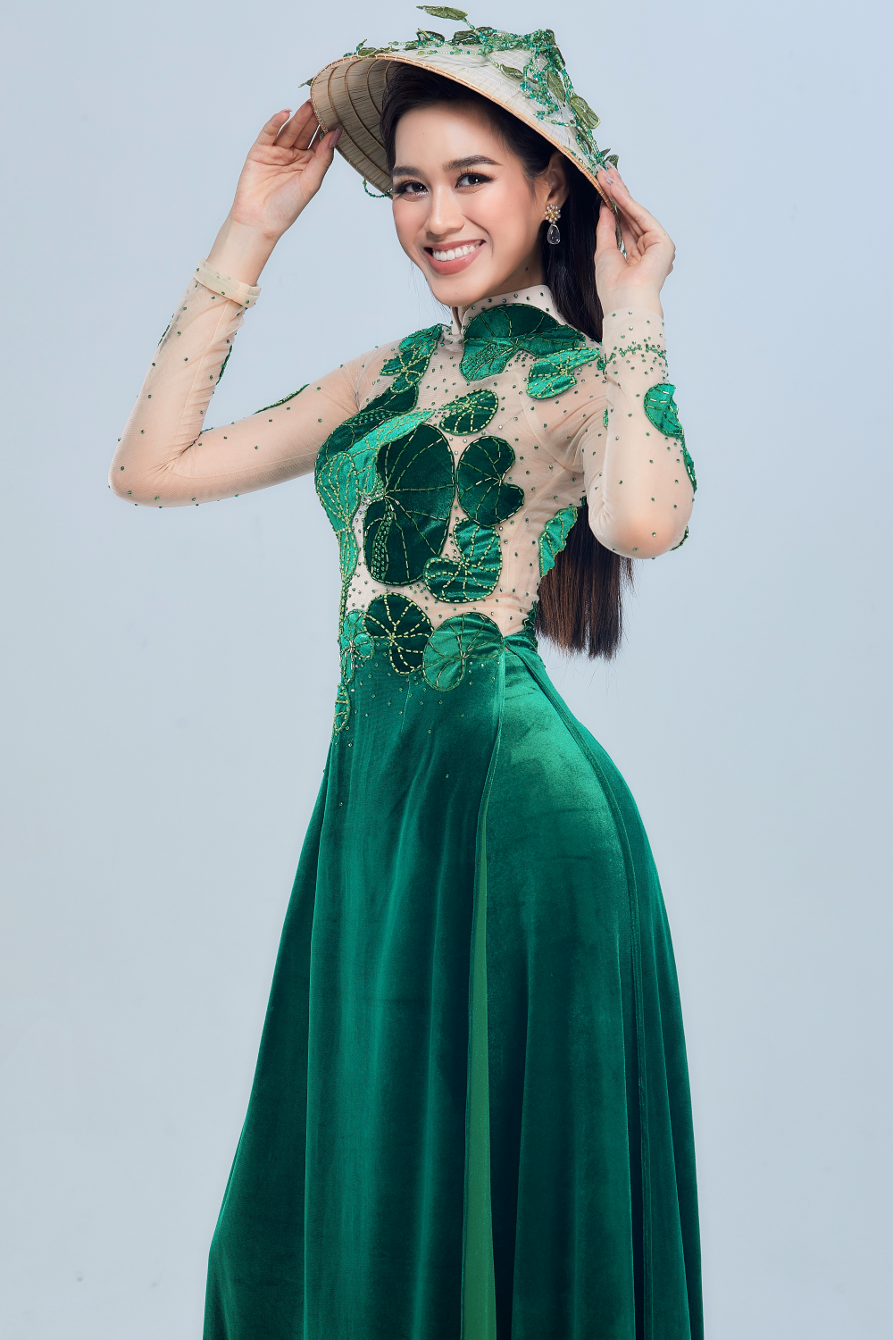 Hoa hậu Đỗ Hà diện áo dài hoạt tiết Rau má, tặng quà và đặc sản Việt Nam cho các thí sinh Miss World 2021 - Hình 1
