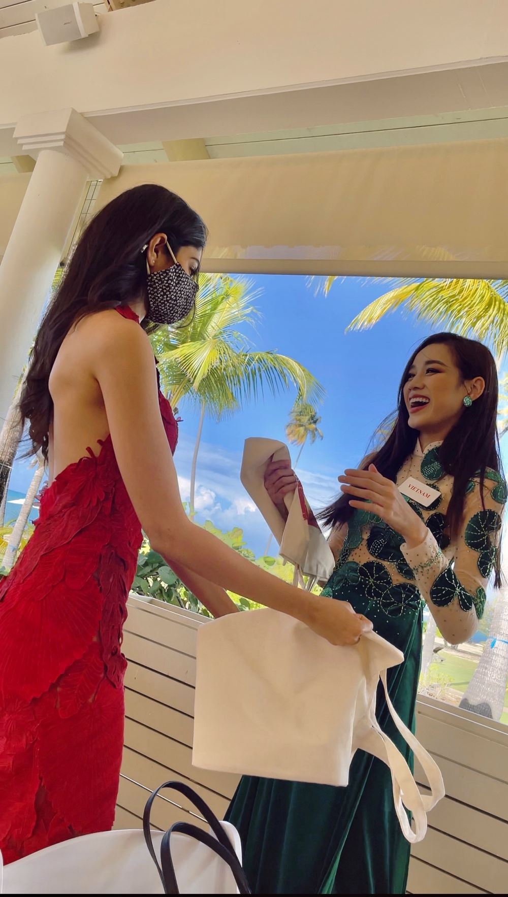 Hoa hậu Đỗ Hà diện áo dài hoạt tiết Rau má, tặng quà và đặc sản Việt Nam cho các thí sinh Miss World 2021 - Hình 6