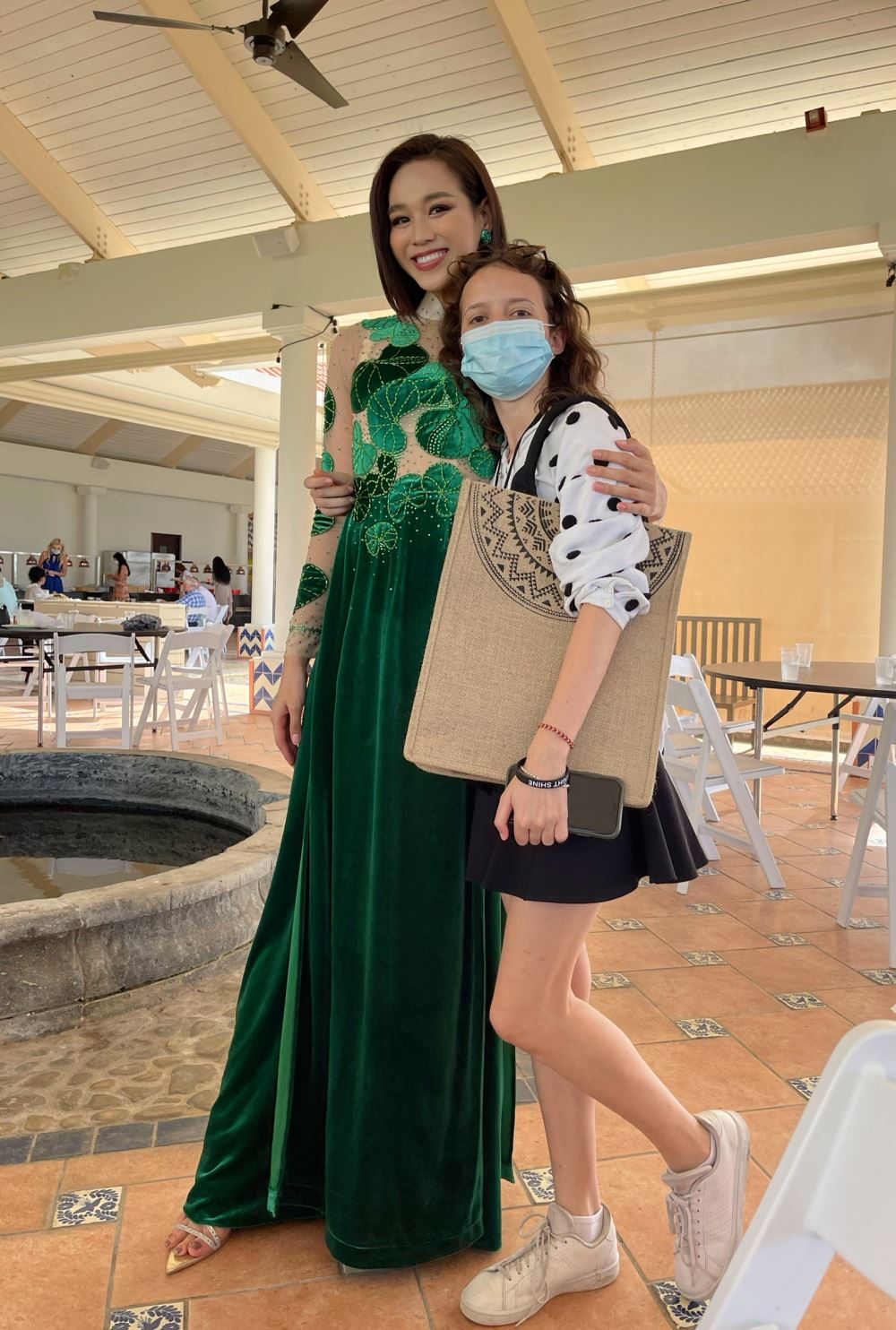 Hoa hậu Đỗ Hà diện áo dài hoạt tiết Rau má, tặng quà và đặc sản Việt Nam cho các thí sinh Miss World 2021 - Hình 8