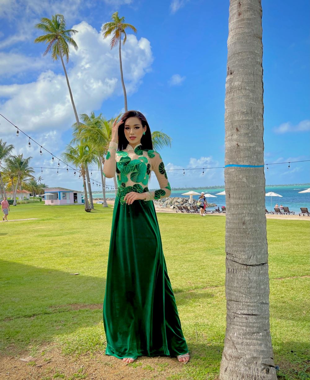 Hoa hậu Đỗ Hà diện áo dài hoạt tiết Rau má, tặng quà và đặc sản Việt Nam cho các thí sinh Miss World 2021 - Hình 3