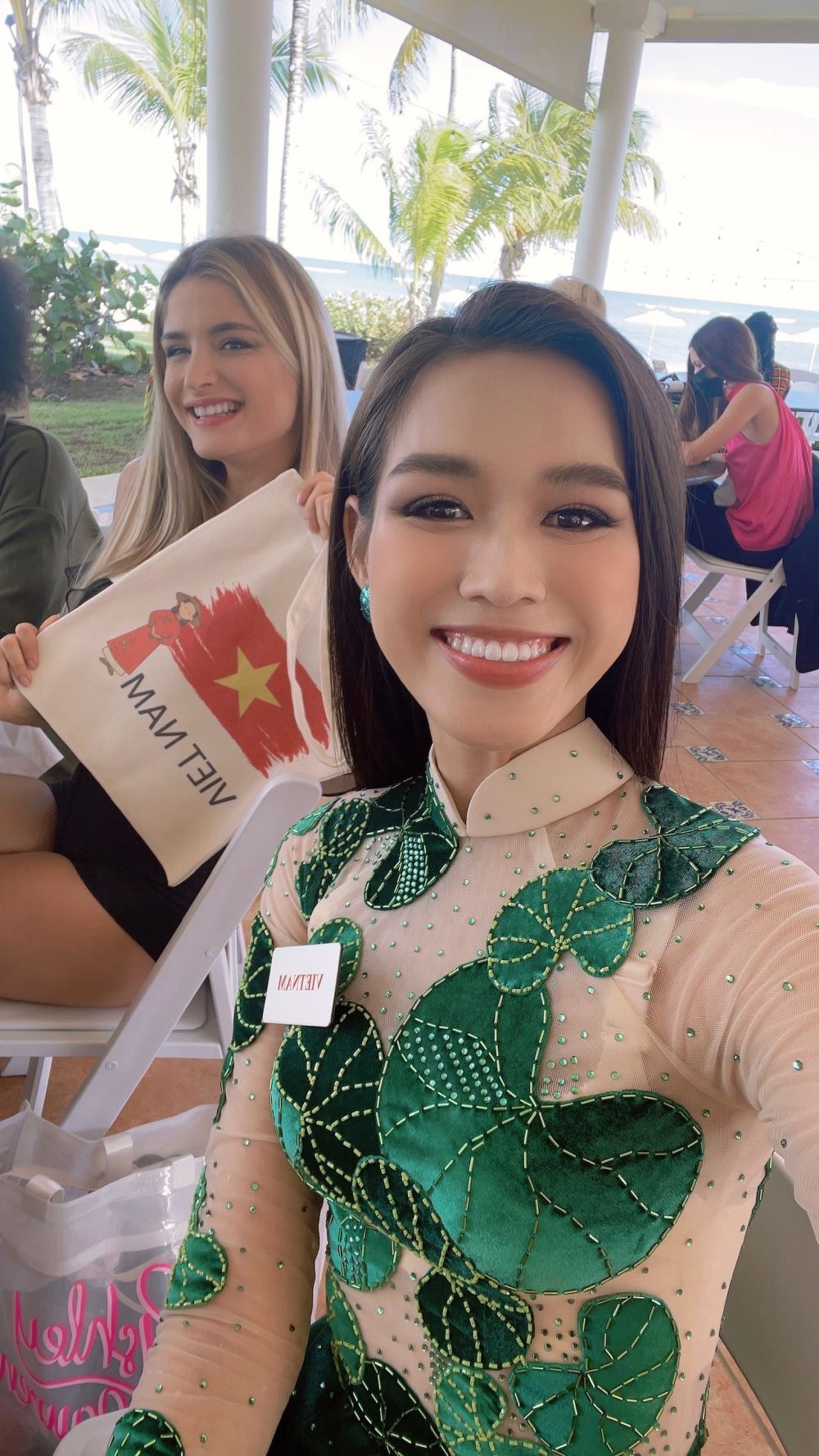 Hoa hậu Đỗ Hà diện áo dài hoạt tiết Rau má, tặng quà và đặc sản Việt Nam cho các thí sinh Miss World 2021 - Hình 7