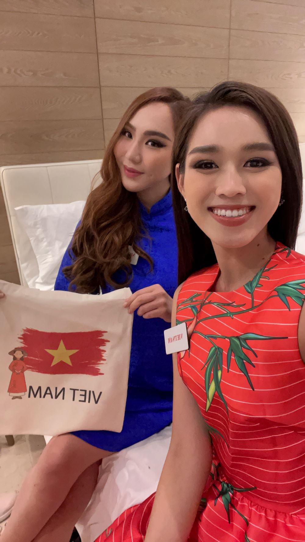 Hoa hậu Đỗ Hà diện áo dài hoạt tiết Rau má, tặng quà và đặc sản Việt Nam cho các thí sinh Miss World 2021 - Hình 5