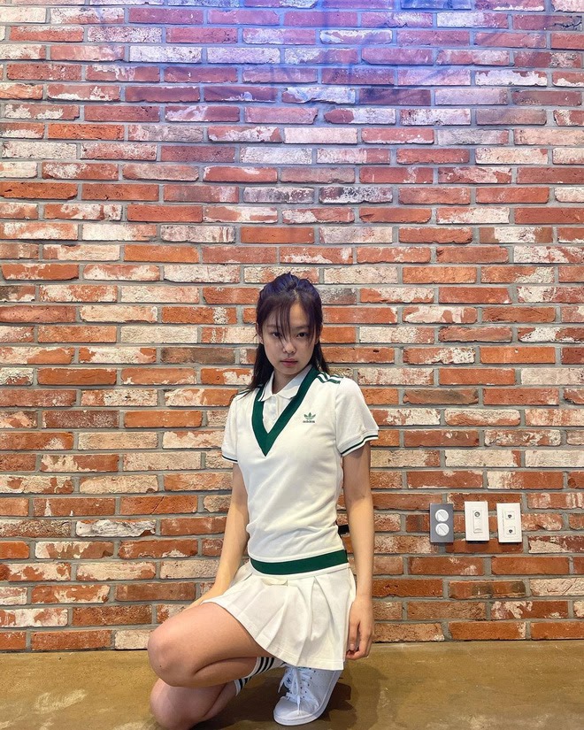 Jennie địch thị là nữ hoàng gợi cảm năm 2021: Mặc nội y hở không kiêng dè, càn quét Fashion Week, cứ đi chơi ở Mỹ là bung xõa - Hình 16