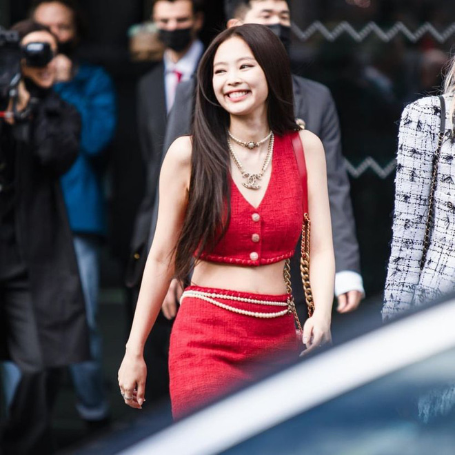 Jennie địch thị là nữ hoàng gợi cảm năm 2021: Mặc nội y hở không kiêng dè, càn quét Fashion Week, cứ đi chơi ở Mỹ là bung xõa - Hình 5