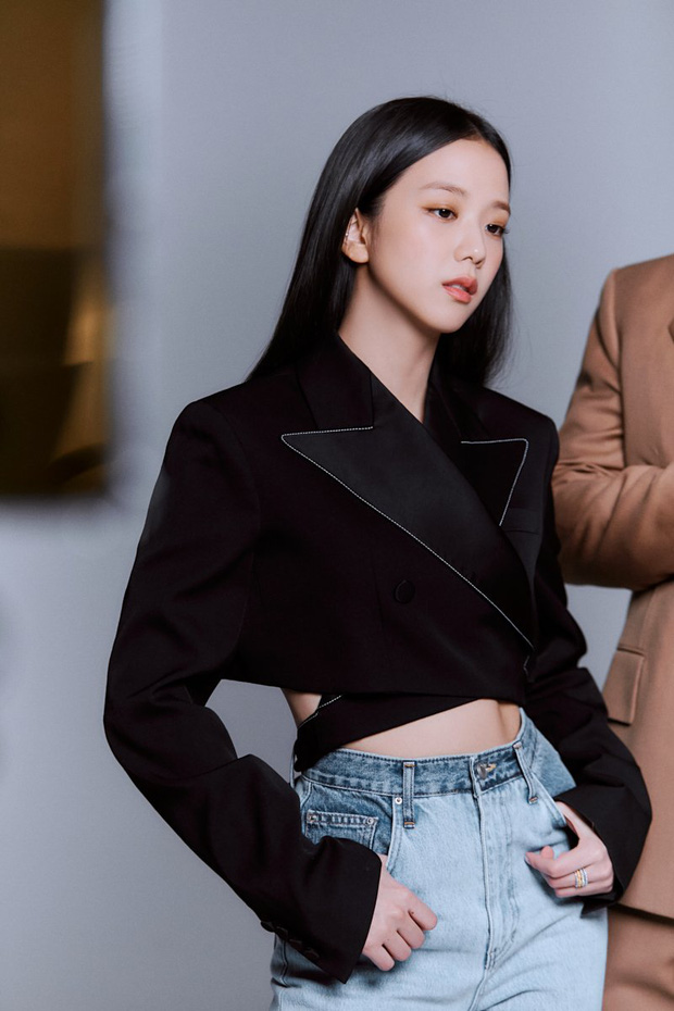 Jisoo đẹp xỉu ở hậu trường tạp chí với Jung Hae In: Biến mọi khung hình thành A-cut, lộ cả cơ bụng số 11 căng đét - Hình 5