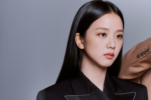 Jisoo đẹp xỉu ở hậu trường tạp chí với Jung Hae In: Biến mọi khung hình thành A-cut, lộ cả cơ bụng số 11 căng đét - Hình 3