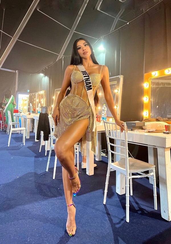 Kim Duyên cắt váy của Hương Giang để đem đến Miss Universe 2021 - Hình 3