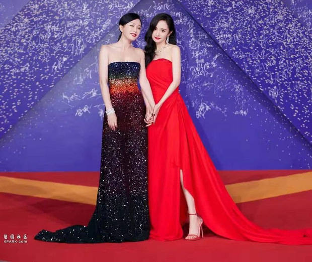 Màn đụng độ nhan sắc không ngờ: Dương Mịch nổi tiếng xinh đẹp nhưng ai ngờ lép vế trước cô bạn thân hơn 7 tuổi Tần Lam - Hình 4