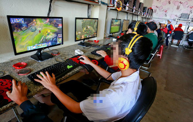 Nam sinh đang chơi game thì bạn nhắc nhìn sang trái, cậu bé nhìn theo thật và phát hiện cảnh tượng ngã ngửa - Hình 1
