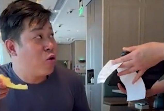 Người đàn ông đi ăn cùng vợ, đến lúc tính tiền nói Tôi kết hôn rồi, phản ứng sau đó của nhân viên nhận cơn mưa lời khen - Hình 3