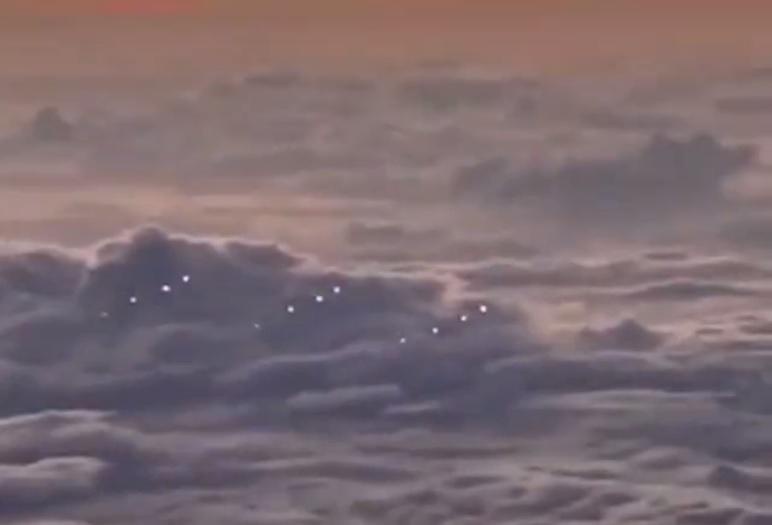 Phi công quân sự Mỹ bắt gặp đội' UFO đang bay trên Biển Đông - Hình 1