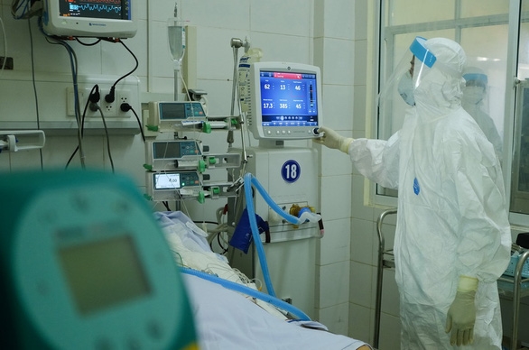 Sáng 12/12: Gần 1.200 ca COVID-19 nặng đang thở máy, ECMO; 6 chiến lược y tế trong giai đoạn mới của TP.HCM - Hình 1
