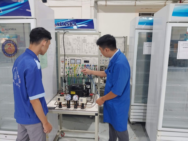 Tâm huyết của thầy giáo khiến phụ huynh thay đổi suy nghĩ về nghề điện lạnh - Hình 3