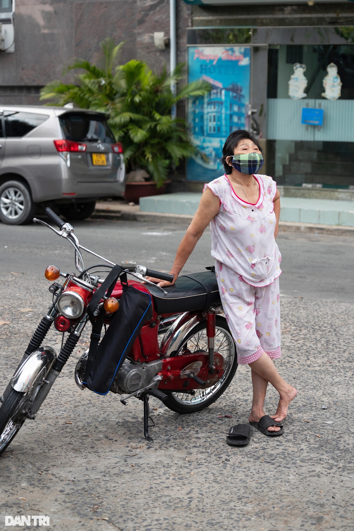 Tranh tường đường phố khổng lồ phủ kín những chung cư cũ ở TPHCM - Hình 7