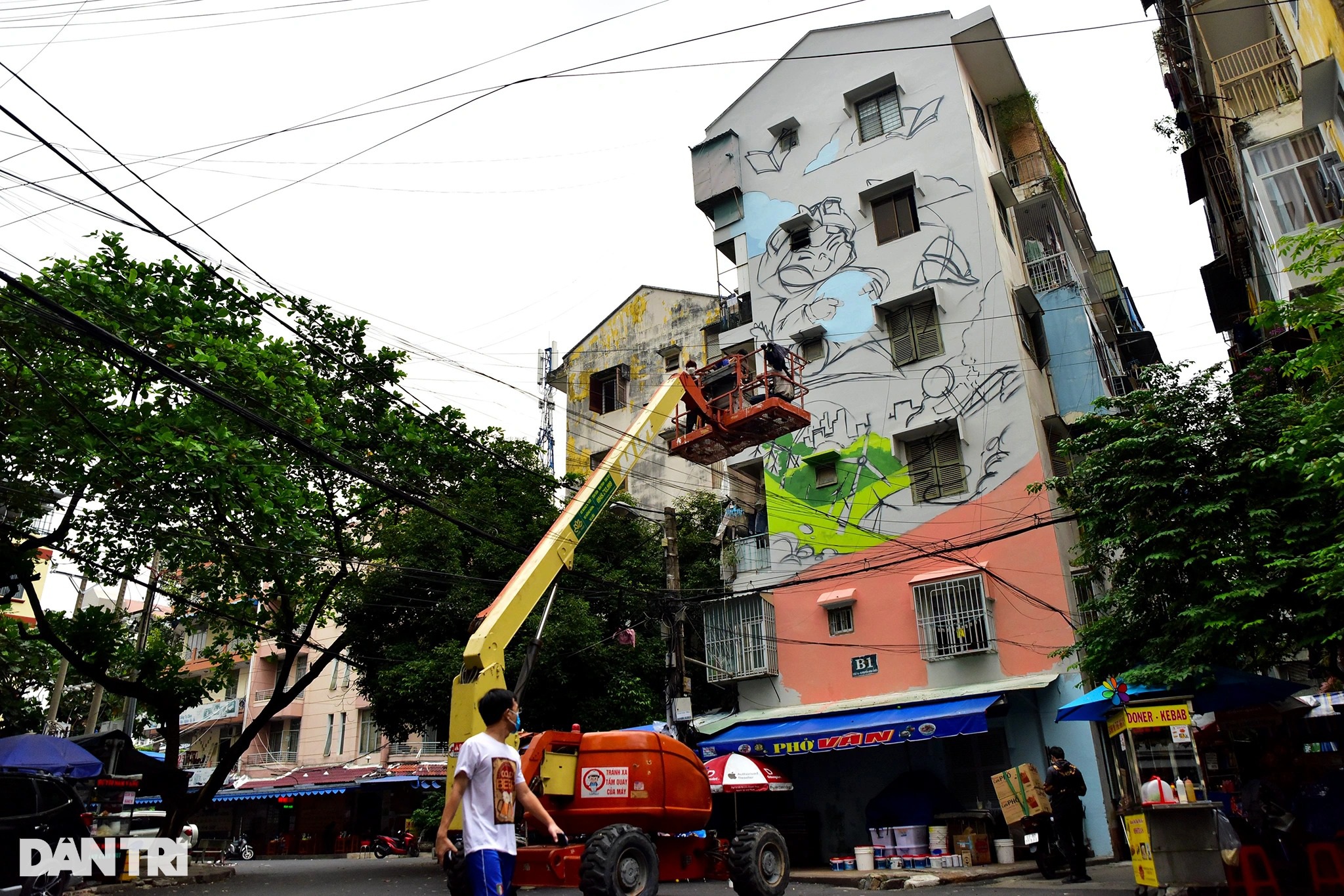 Tranh tường đường phố khổng lồ phủ kín những chung cư cũ ở TPHCM - Hình 1