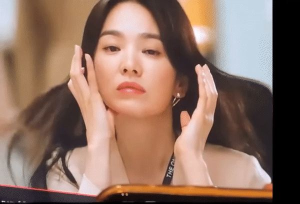 Cận cảnh visual Song Hye Kyo ở clip quay lén tại hậu trường phim, nhìn thế này ai còn dám chê chị già nữa! - Hình 2