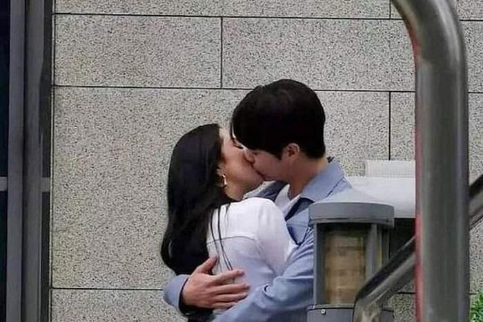 Dương Mịch bị Hứa Khải đè xuống ghế hôn đến không thở nổi, lộ ảnh bịt mặt giữa đêm gây sốt - Hình 3