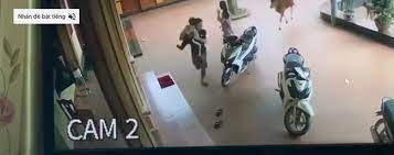 Người phụ nữ từ trên trời rơi xuống đáp trúng nam thanh niên khiến khiến ai nấy đều thót tim - Hình 3