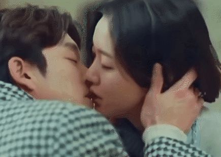 4 cảnh hôn bị cắt ngang ngược khỏi phim Hàn: Tức nhất là màn khóa môi cực khét của Kim Go Eun - Gong Yoo - Hình 4