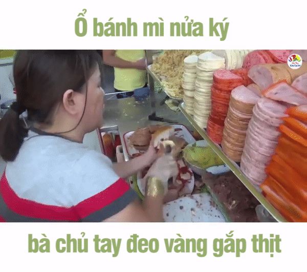 Clip: Bà chủ bánh mì Huỳnh Hoa tay đeo kín vàng, lia lịa gắp nhân làm khách hoa cả mắt - Hình 1