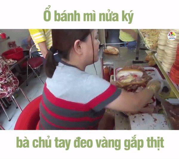 Clip: Bà chủ bánh mì Huỳnh Hoa tay đeo kín vàng, lia lịa gắp nhân làm khách hoa cả mắt - Hình 2