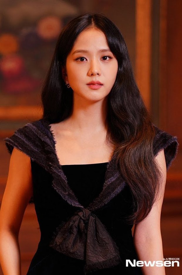 Jisoo (BLACKPINK) xúng xính dự họp báo Snowdrop nhưng bị chê già khằn, lộ cả khuyết điểm hình thể - Hình 3