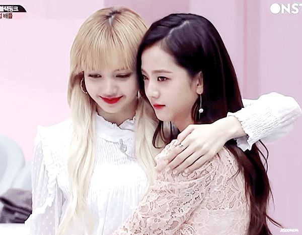 Xôn xao thái độ khác lạ của Lisa giữa lúc Jennie - Rosé ủng hộ Jisoo ra phim mới, Knet nghi nội bộ BLACKPINK lục đục - Hình 9