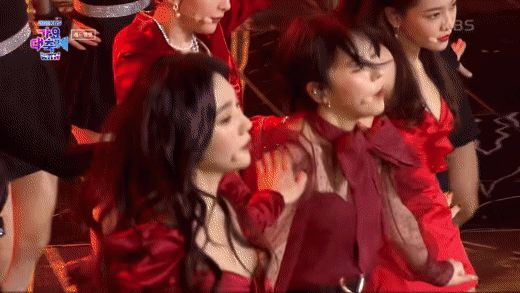 Nữ thần váy đỏ Joy (Red Velvet) comeback cực gắt tại KBS Gayo Daechukje: Sang và sexy nghẹt thở thế này fan chịu sao nổi! - Hình 1