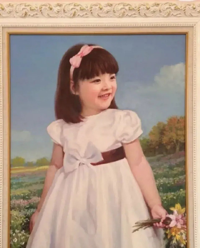 Bức chân dung mà ông nội đã vẽ cho cháu gái của mình sau 12 năm tưởng chừng như chỉ là một bức tranh đơn giản, nhưng thật ra nó chứa đựng tình cảm và tình yêu thương của ông dành cho cháu. Hãy xem bức tranh để cảm nhận sự ấm áp của gia đình.
