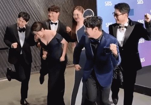 Thảm đỏ SBS Entertainment Awards 2021: Song Ji Hyo khoe vòng 1 siêu bốc, Cha Eun Woo không hổ danh thiên tài gương mặt - Hình 9