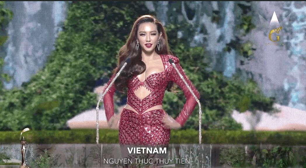 Cập nhật Bán kết Miss Grand 2021: Thuỳ Tiên tinh nghịch trên sàn catwalk, body sexy chặt đẹp dàn đối thủ mạnh! - Hình 11