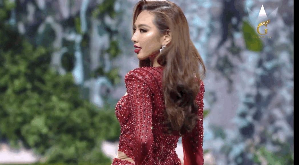 Cập nhật Bán kết Miss Grand 2021: Thuỳ Tiên tinh nghịch trên sàn catwalk, body sexy chặt đẹp dàn đối thủ mạnh! - Hình 13