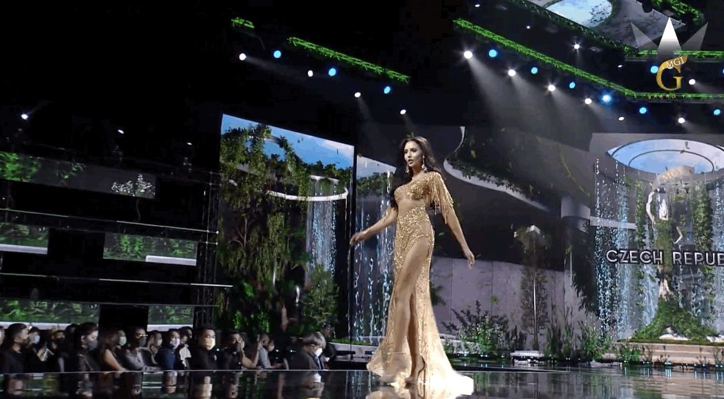 Cập nhật Bán kết Miss Grand 2021: Thuỳ Tiên tinh nghịch trên sàn catwalk, body sexy chặt đẹp dàn đối thủ mạnh! - Hình 23