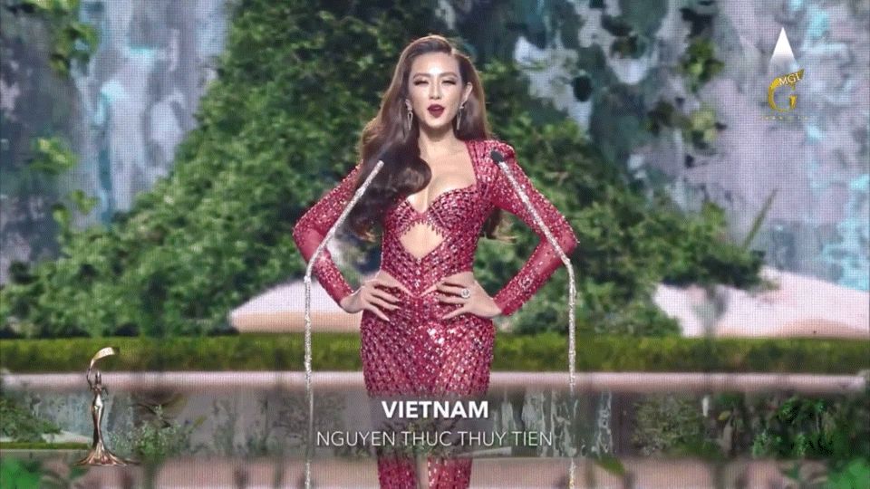 Thùy Tiên nổi bần bật như vedette, dõng dạc hô to 2 tiếng Việt Nam dài 3 quãng đồng trong đêm Bán kết Miss Grand - Hình 1